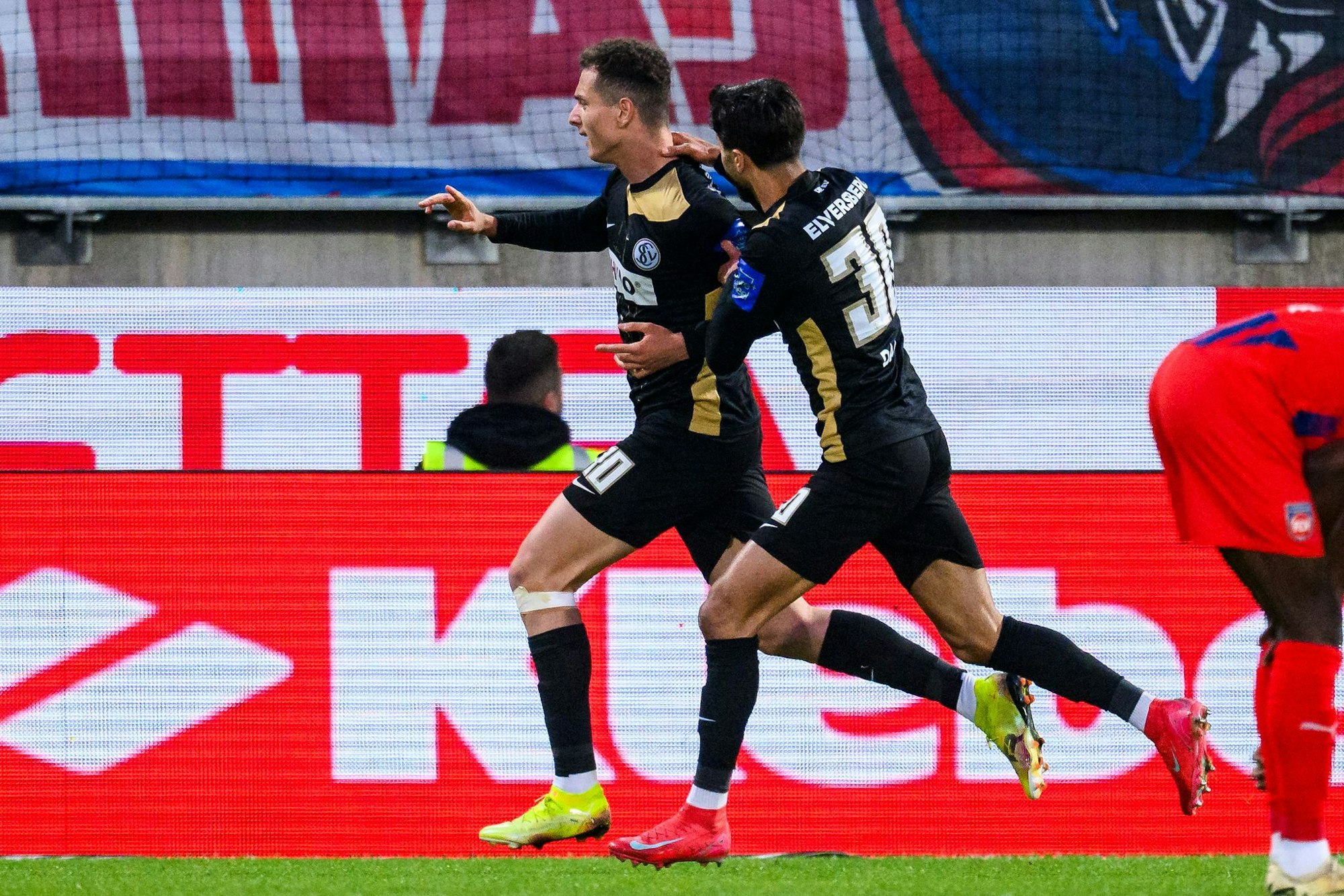 Elversberger Jubel: Fisnik Asllani (l.) traf zum 2:0 für die Gäste.