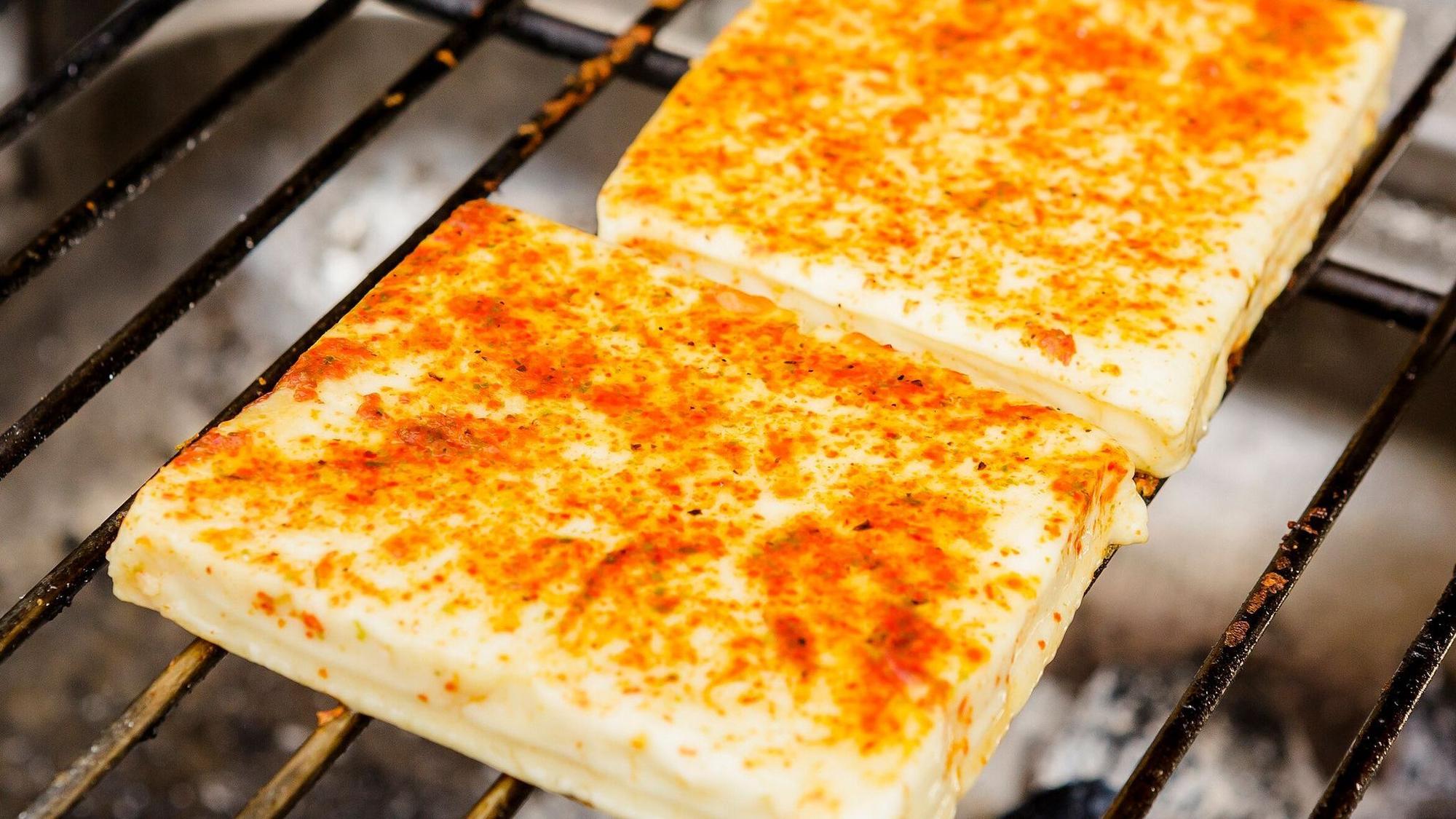 Soll beim Grillen schön bräunen und gleichzeitig seine Form behalten: Insgesamt 14 Grill- und Pfannenkäse hat die «Stiftung Warentest» untersucht.