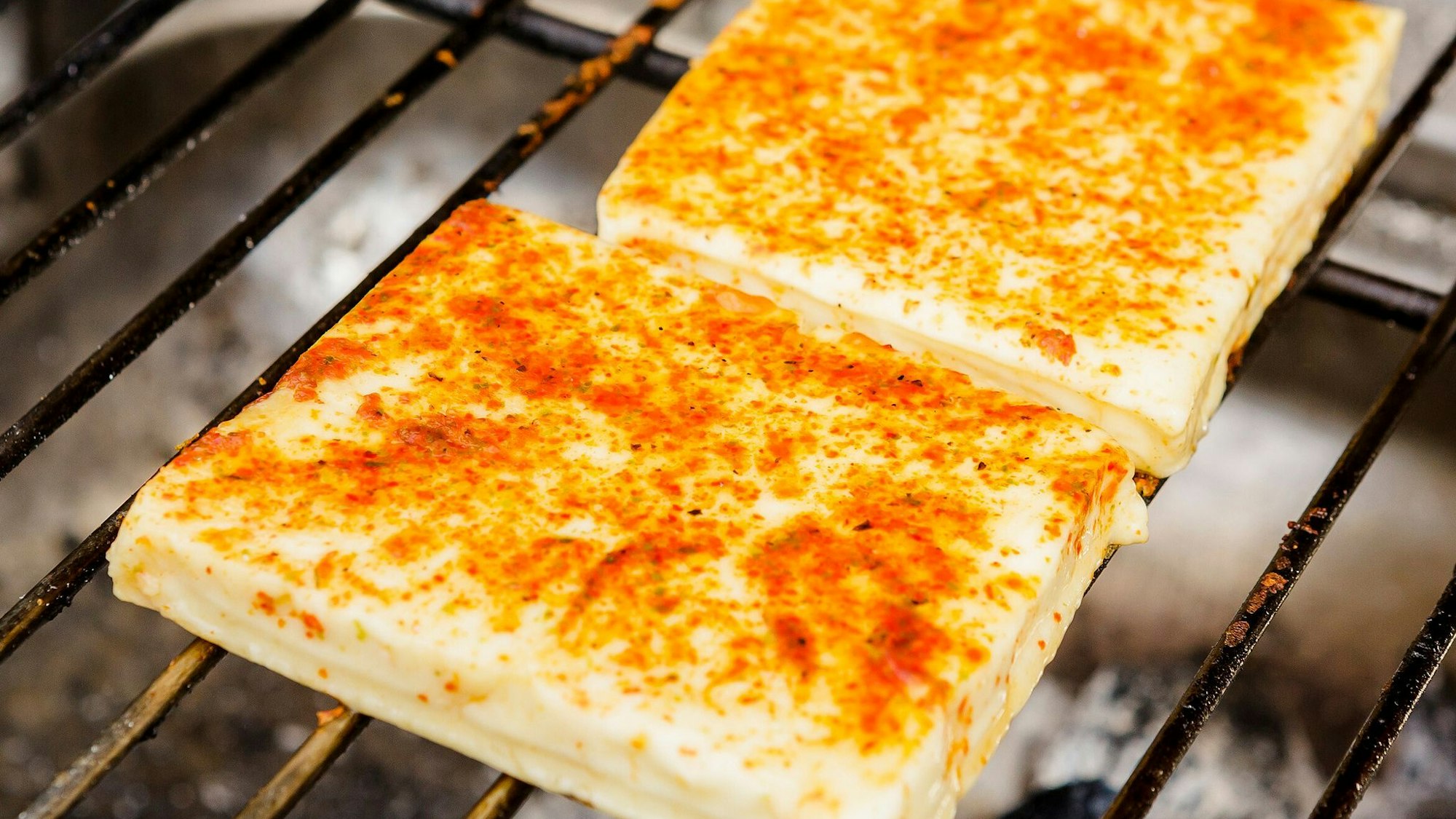 Soll beim Grillen schön bräunen und gleichzeitig seine Form behalten: Insgesamt 14 Grill- und Pfannenkäse hat die «Stiftung Warentest» untersucht.