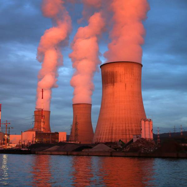 Dampf steigt aus den Kühltürmen des Atomkraftwerks Tihange.