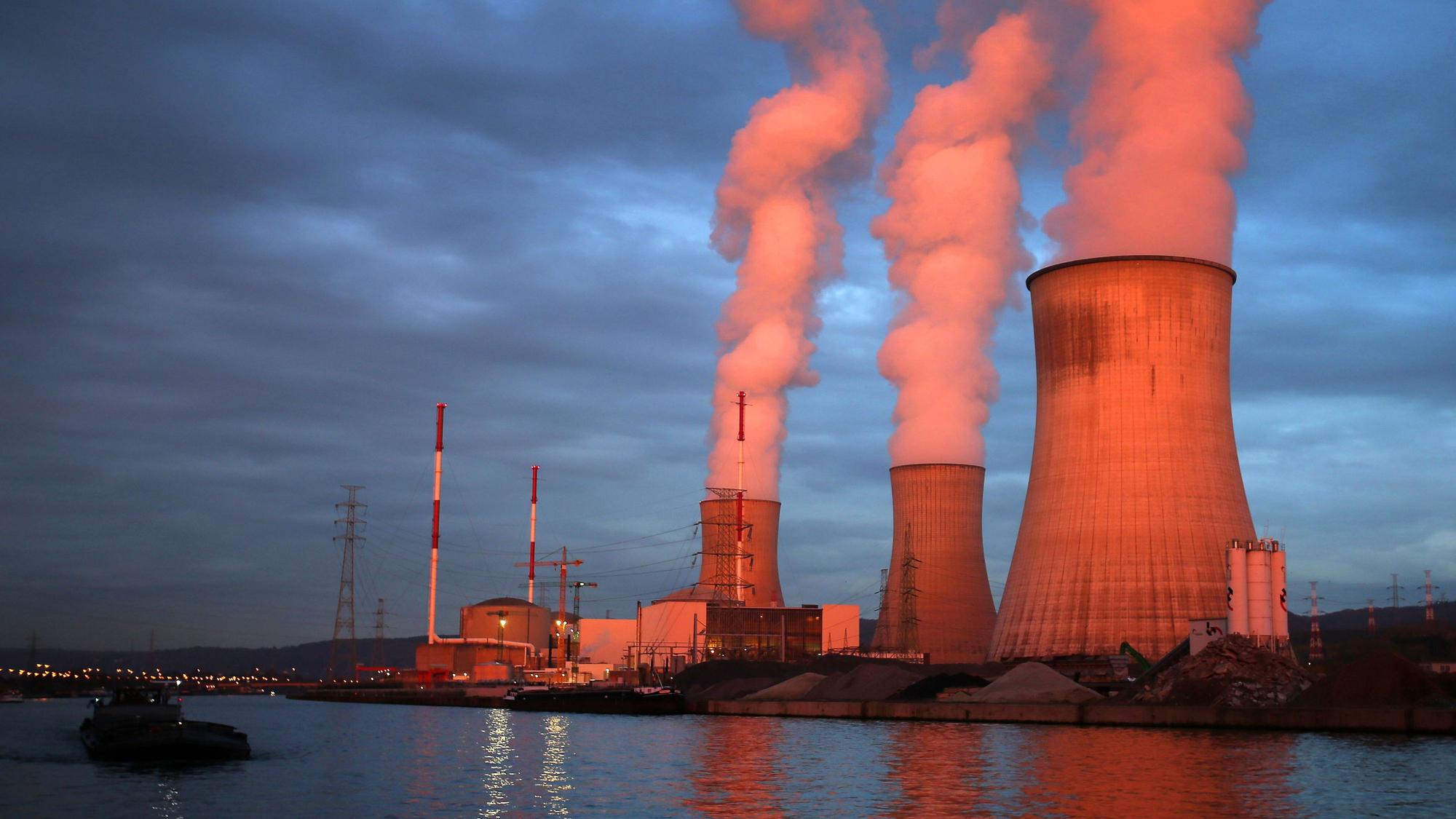 Dampf steigt aus den Kühltürmen des Atomkraftwerks Tihange.