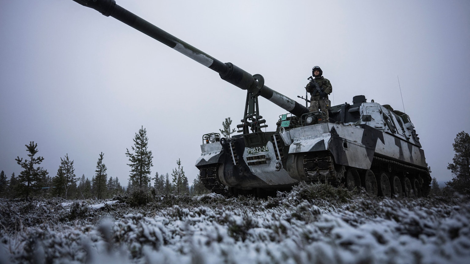 Ein finnischer Soldat bedient eine 155-mm-Panzerhaubitze während der NATO-Übung Dynamic Front im November 2024. (Archivbild)