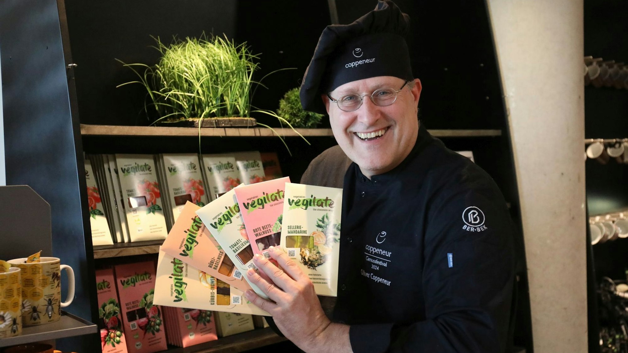 Chocolatier Oliver Coppeneur aus Bad Honnef stellt Gemüse-Schokolade her.