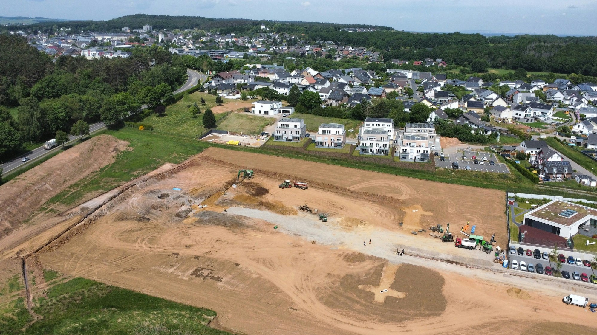 Drohnenaufnahme des Neubaugebiets im Bereich „Auf der Wäsche“ zwischen Mechernich und Breitenbenden.