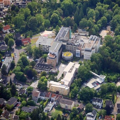 Eine Luftaufnahme vom Evangelischen Krankenhaus Bergisch Gladbach.