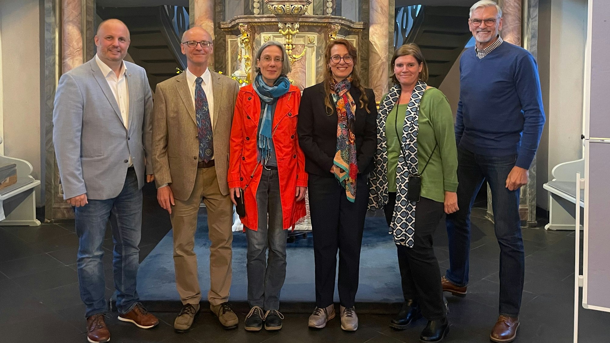 Eine Gruppe von Menschen steht in der Altstadtkirche in Bergneustadt.