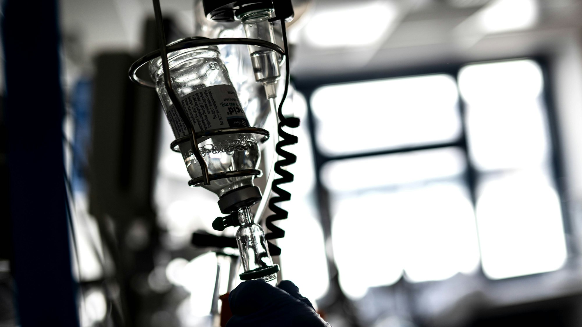 Ein drei Monate altes Baby starb in einer Klinik in Moers, die Polizei ermittelt wegen des Todes. (Symbolbild)