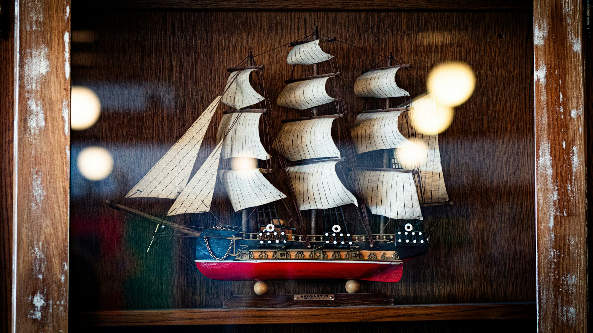 In die Vitrinen erzählen maritime Elemente die Geschichte Portugals.