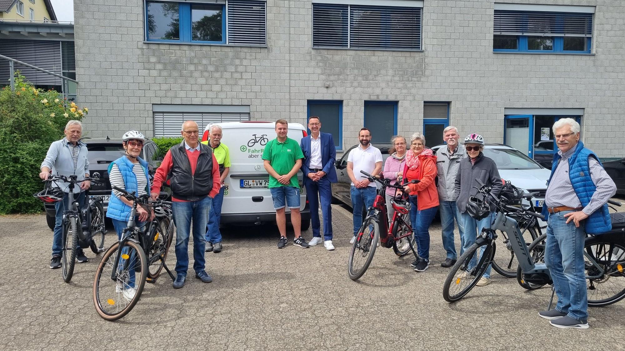 Die neun Kursteilnehmer gemeinsam mit dem Bürgermeister Burscheids, Organisator und Kursleiter auf dem Gelände der Stadtwerke Burscheid.