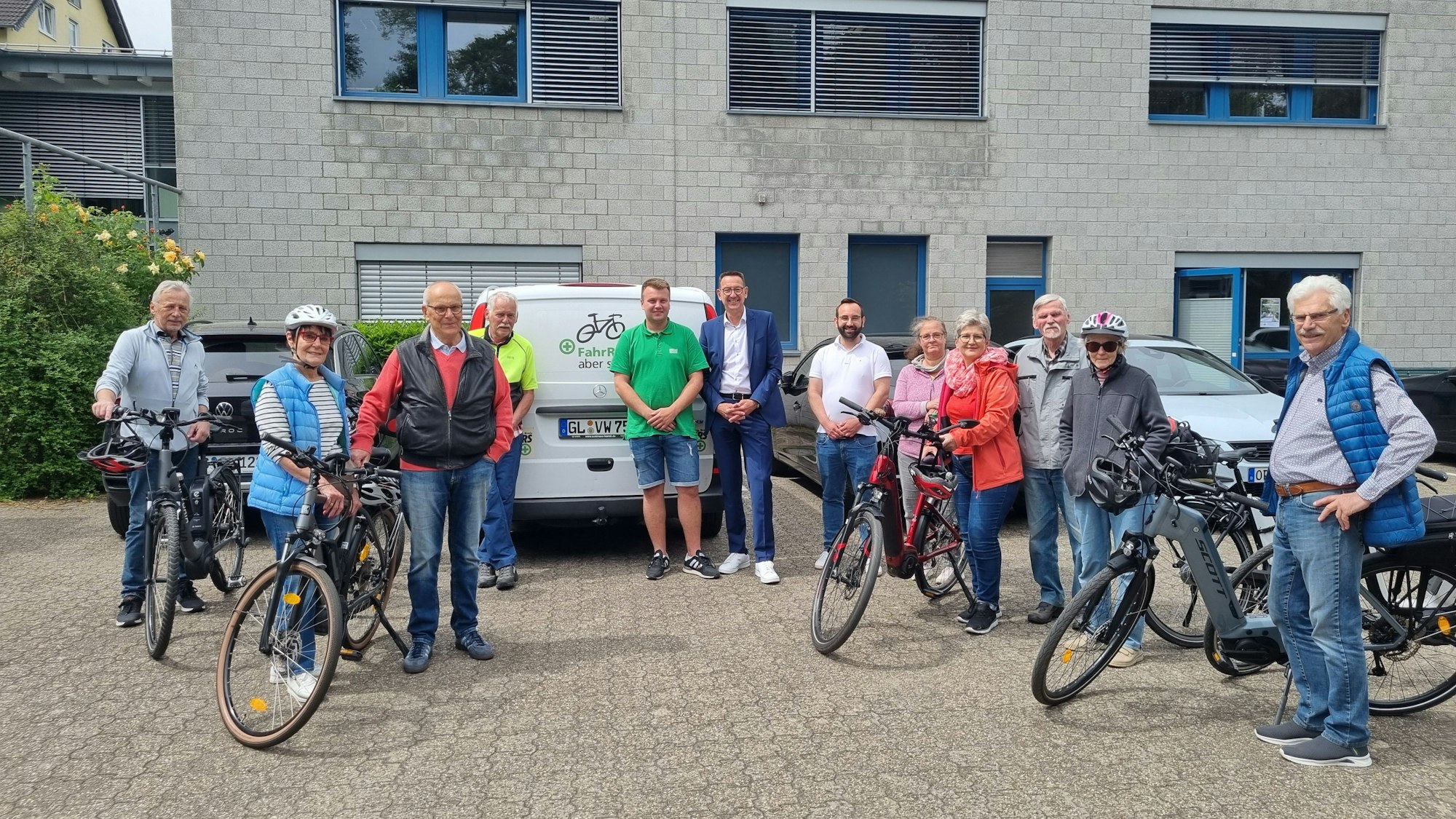 Die neun Kursteilnehmer gemeinsam mit dem Bürgermeister Burscheids, Organisator und Kursleiter auf dem Gelände der Stadtwerke Burscheid.