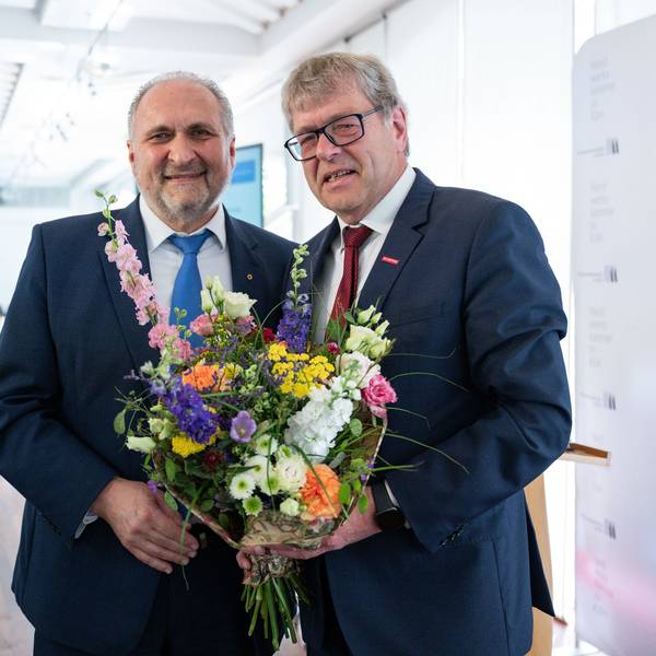 Der scheidende Präsident der Handwerkskammer zu Köln, Hans Peter Wollseifer, und sein Nachfolger Thomas Radermacher (r.).