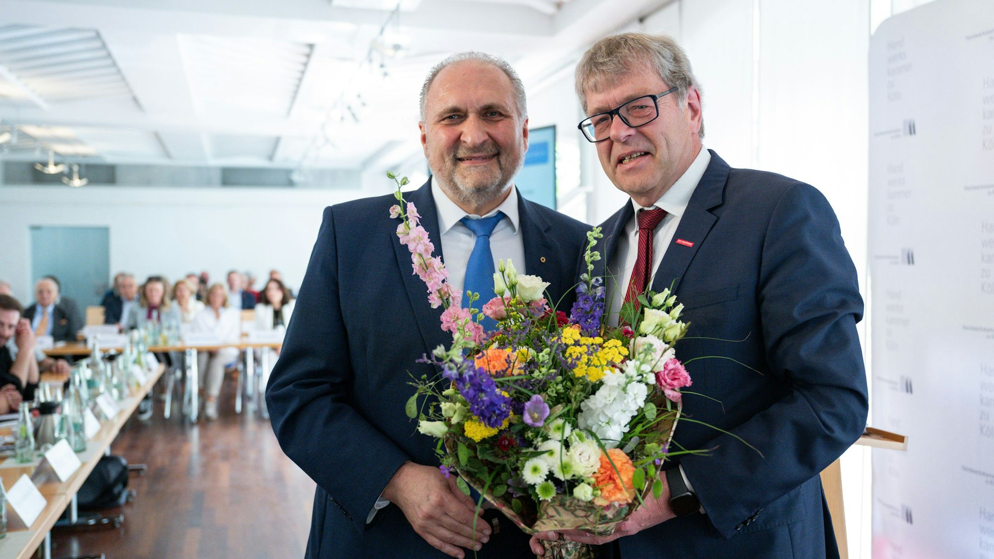 Der scheidende Präsident der Handwerkskammer zu Köln, Hans Peter Wollseifer, und sein Nachfolger Thomas Radermacher (r.).