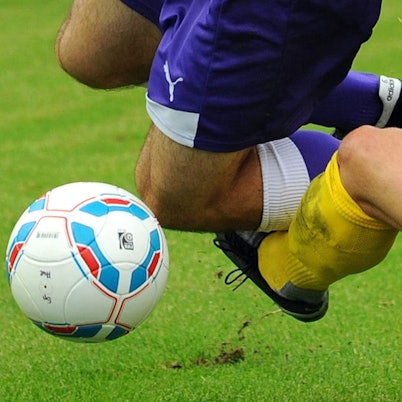 Ein Kicker wird von einem anderen zu Fall gebracht