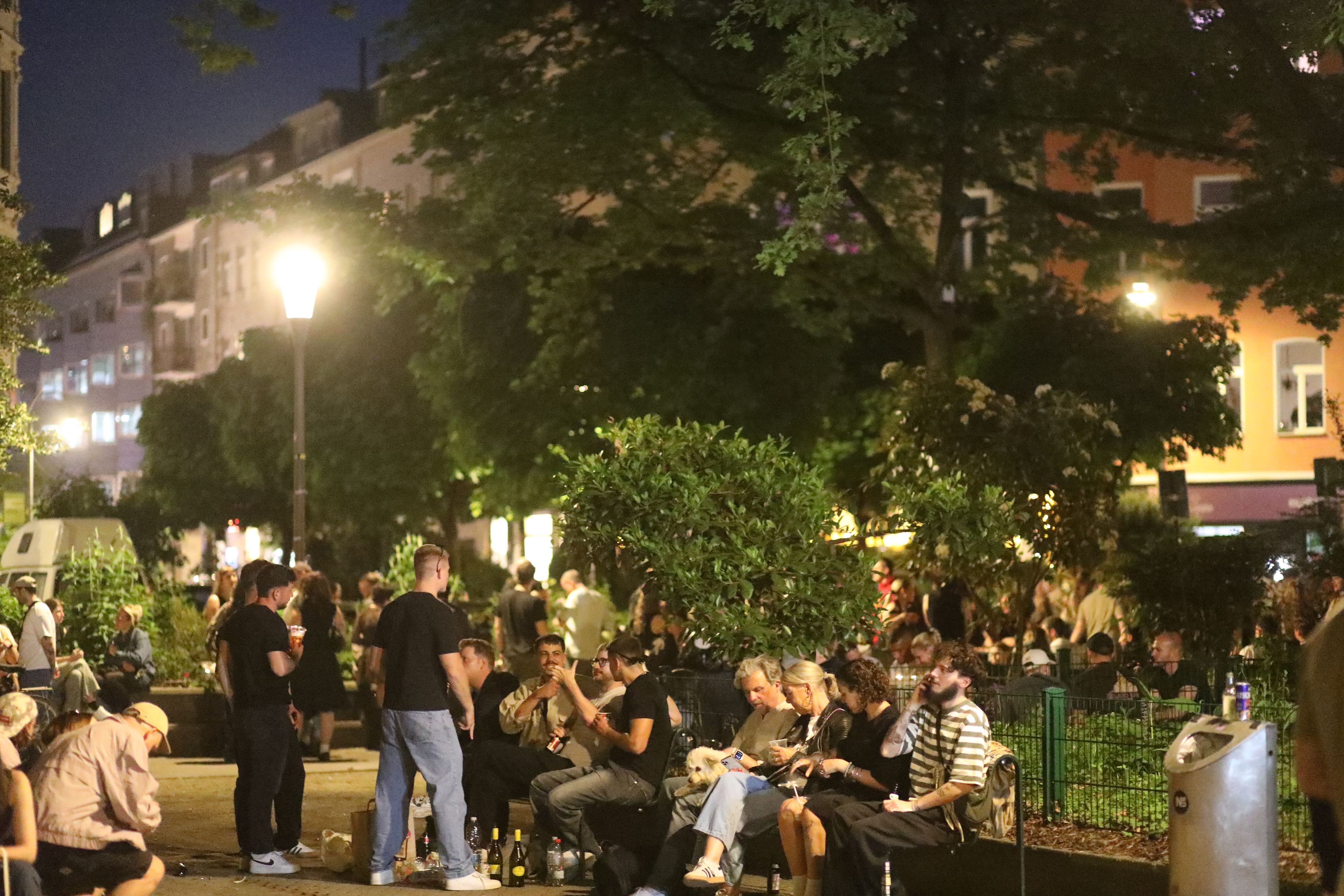 30.04.2025, Köln: Die Situation auf dem Brüsseler Platz. Die Stadt Köln hat das dortige Verweilverbot nach einer Entscheidung des Verwaltungsgerichts aufgehoben. Die Nacht zum ersten Mai ist der Platz nach 22 Uhr voller Menschen. Foto: Arton Krasniqi