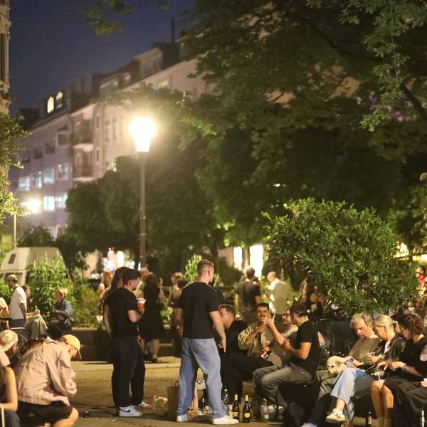 30.04.2025, Köln: Die Situation auf dem Brüsseler Platz. Die Stadt Köln hat das dortige Verweilverbot nach einer Entscheidung des Verwaltungsgerichts aufgehoben. Die Nacht zum ersten Mai ist der Platz nach 22 Uhr voller Menschen. Foto: Arton Krasniqi
