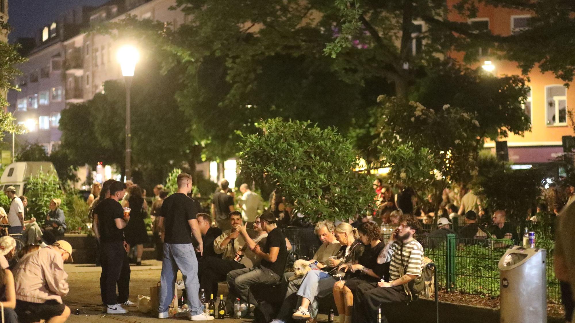 30.04.2025, Köln: Die Situation auf dem Brüsseler Platz. Die Stadt Köln hat das dortige Verweilverbot nach einer Entscheidung des Verwaltungsgerichts aufgehoben. Die Nacht zum ersten Mai ist der Platz nach 22 Uhr voller Menschen. Foto: Arton Krasniqi