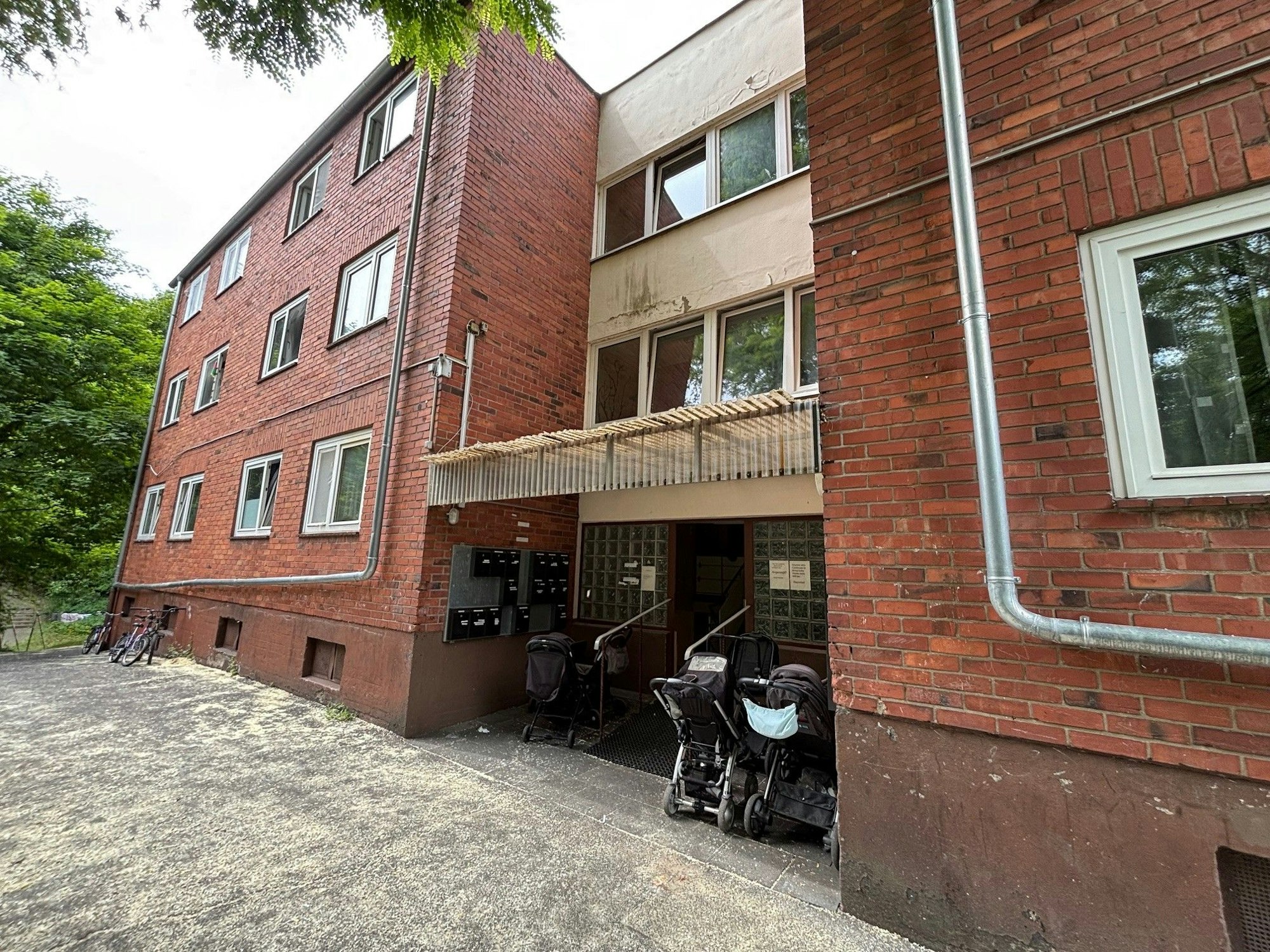 Auf dem Bild ist ein Backsteingebäude im schlechten Zustand zu sehen.