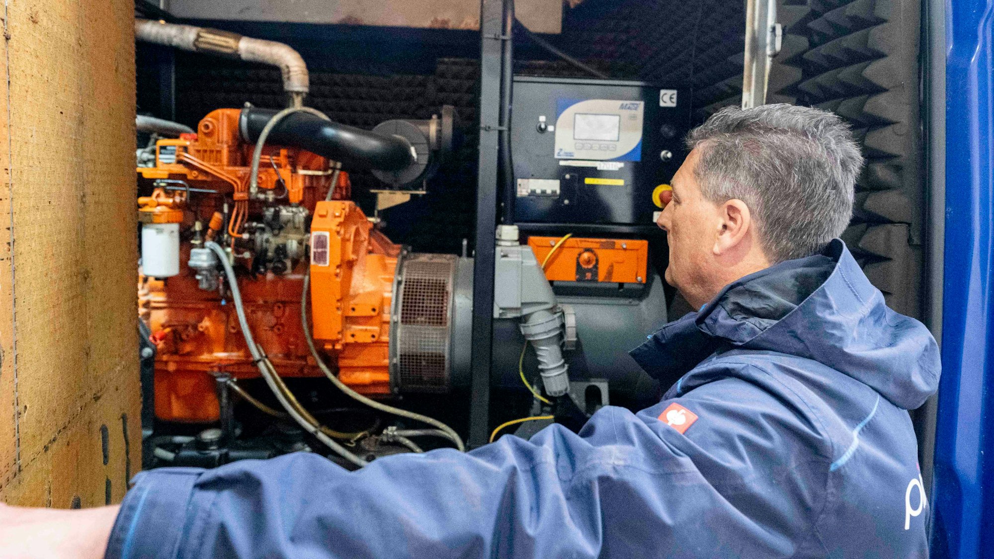 Das Bild zeigt den Generator und Michael Meierhof.