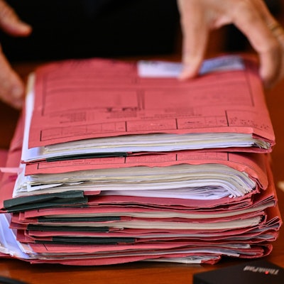 Prozessakten liegen auf einem Tisch. (Symbolbild)