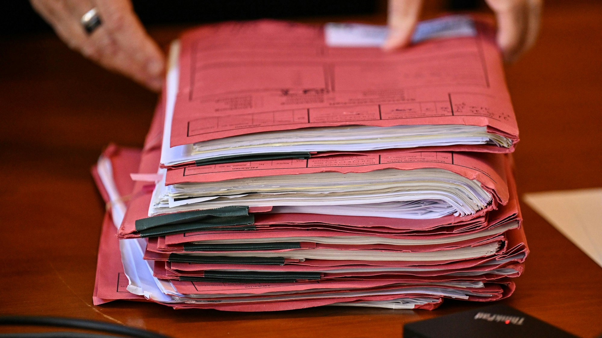 Prozessakten liegen auf einem Tisch. (Symbolbild)