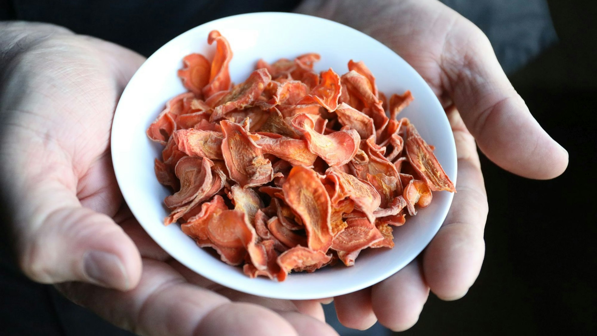 Gefriergetrocknete Karotten werden zermahlen in der Geschmacksrichtung „Rübli-Haselnuss“ verwendet.