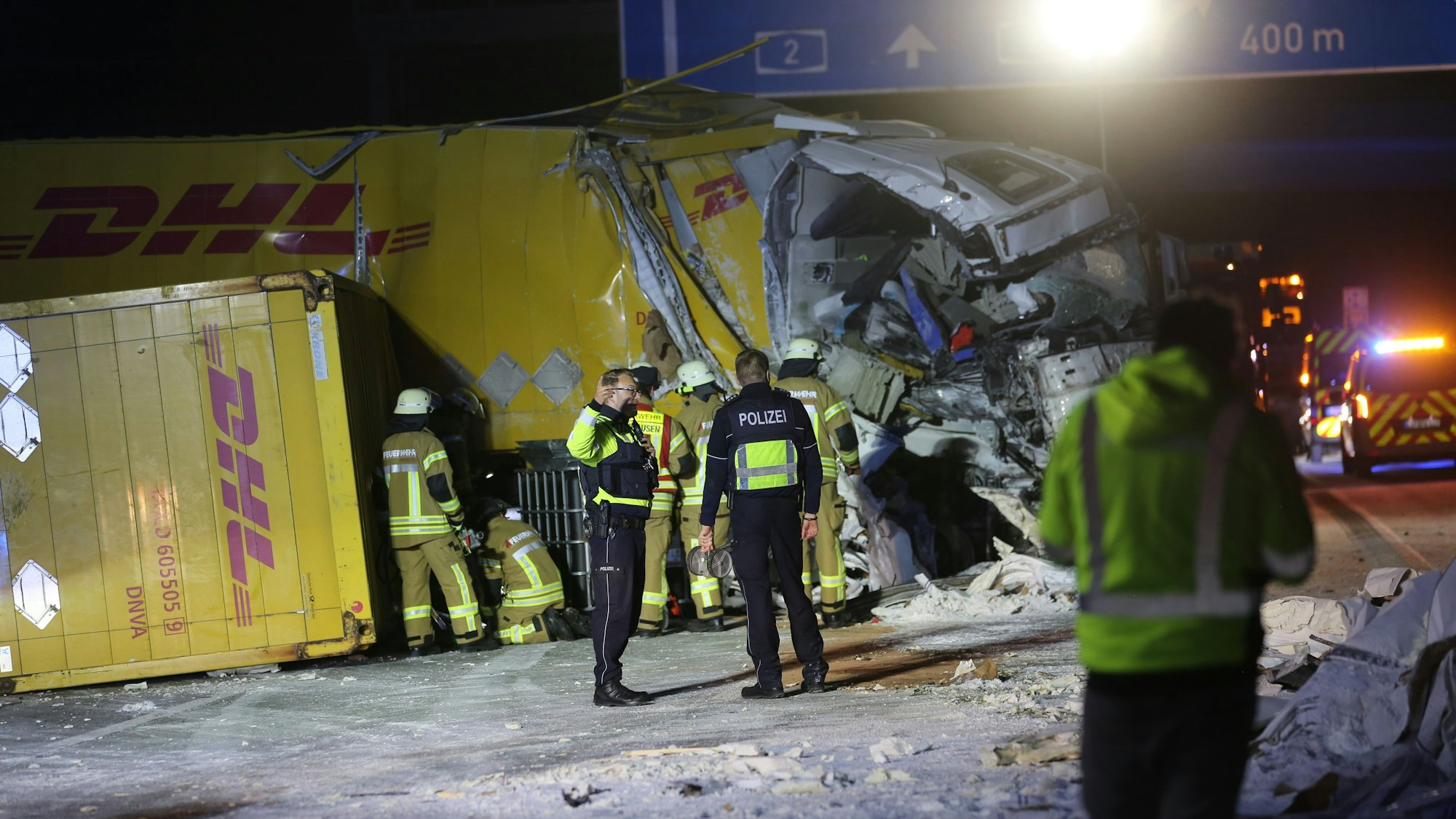 22.05.2025, Nordrhein-Westfalen, Bielefeld: Einsatzkräfte von Feuerwehr und Polizei arbeiten an einer Unfallstelle auf der Autobahn 2 (A2). Die Autobahn 2 Richtung Dortmund ist aktuell nach einem Unfall mit zwei Lkw voll gesperrt. Zwischen den Anschlussstellen Herford-Bad Salzuflen und Ostwestfalen-Lippe kam es in der Nacht aus bisher unbekannten Gründen zu dem Zusammenstoß, wie die Polizei erklärte. Foto: Chriastian Müller/dpa +++ dpa-Bildfunk +++