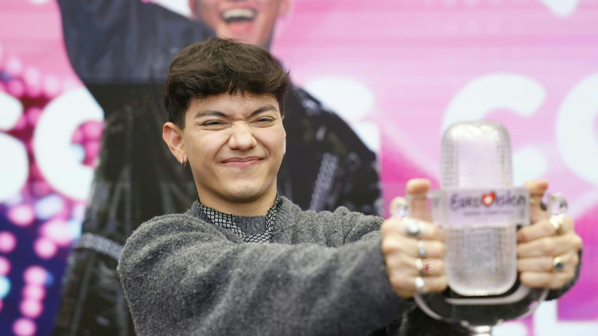 ESC-Sieger JJ (Johannes Pietsch) aus Österreich mit seiner Trophäe.