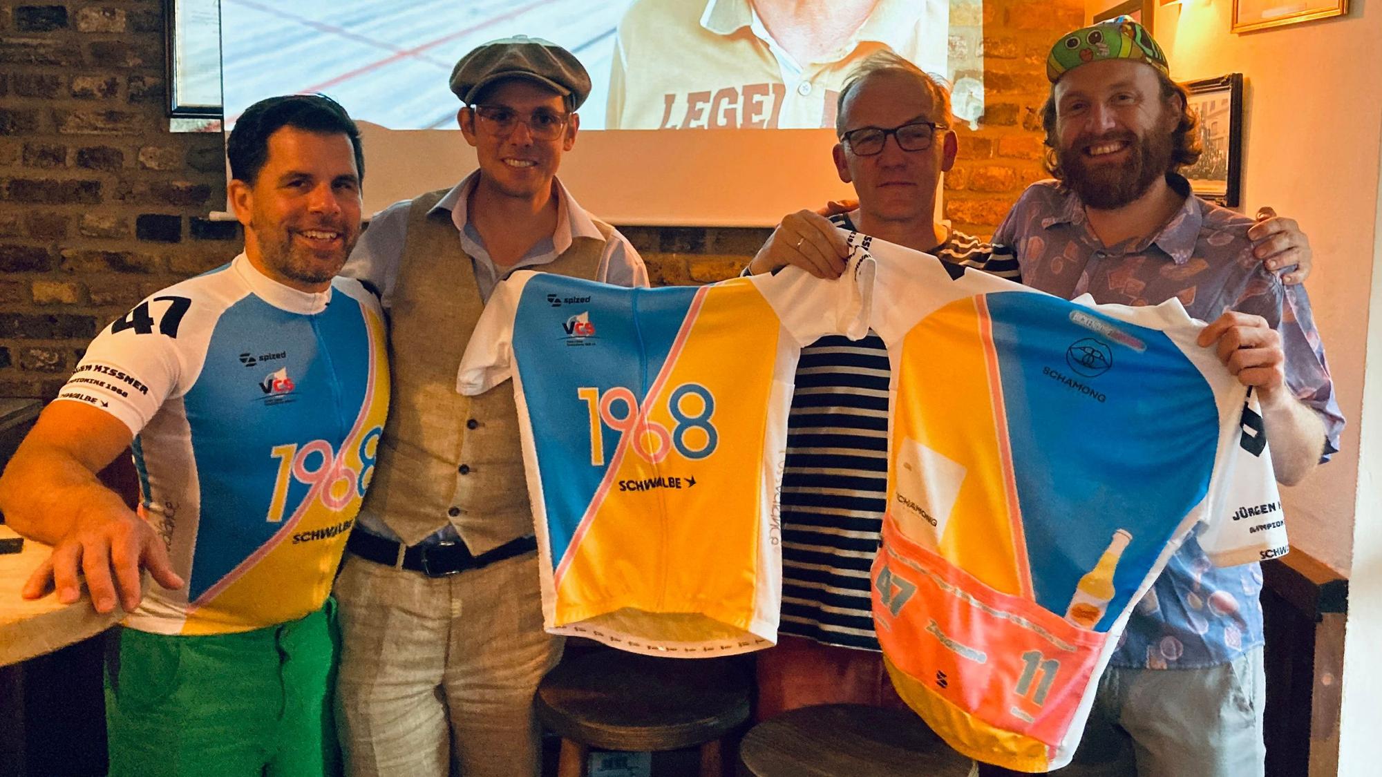 Timo Dillenberger (v.l.), Oliver Zillger, Rolf Pütz und Dominik Roels mit dem neuen Teilnehmertrikot für das Bickendorfer Rad-Event.