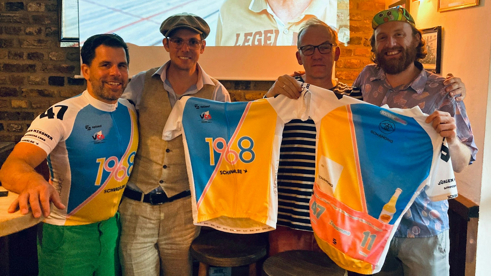 Timo Dillenberger (v.l.), Oliver Zillger, Rolf Pütz und Dominik Roels mit dem neuen Teilnehmertrikot für das Bickendorfer Rad-Event.