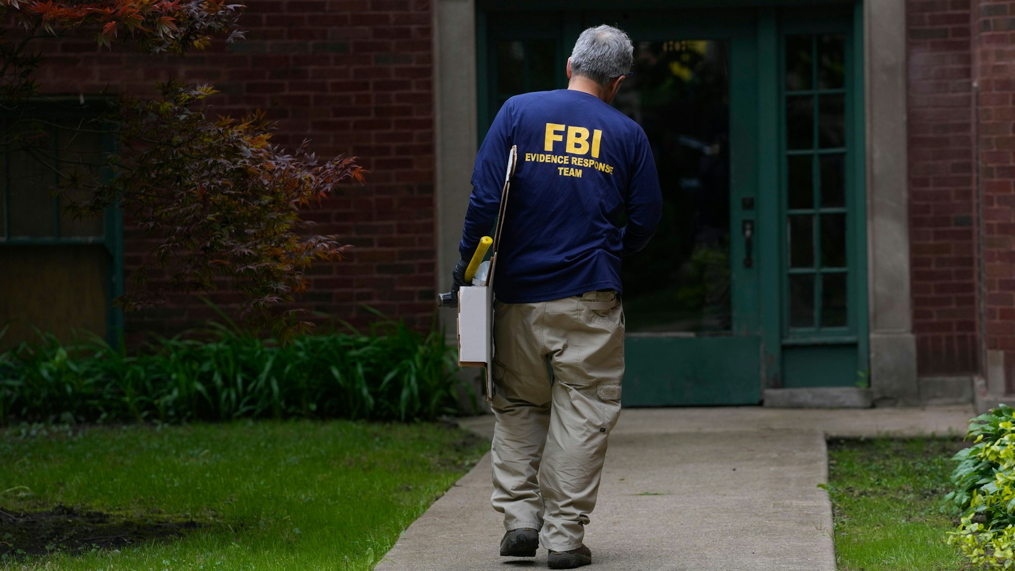 Ein FBI-Beamter ermittelt in einem Haus, nachdem zwei Mitarbeiter der israelischen Botschaft in Washington erschossen wurden.