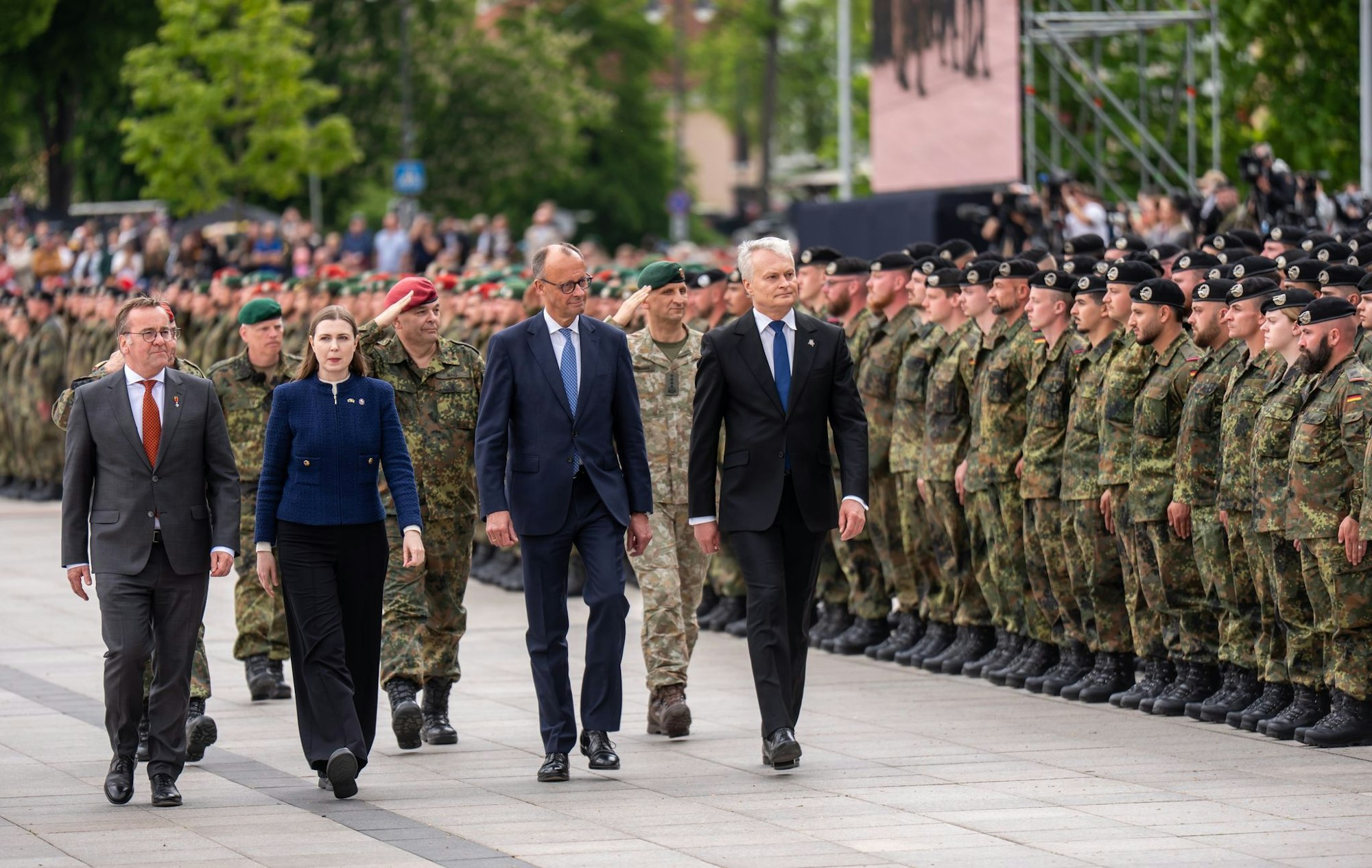 «Wer einen Verbündeten bedroht, muss wissen, dass das
gesamte Bündnis gemeinsam jeden Zentimeter des Nato-Territoriums verteidigen wird», sagte Merz bei der Aufstellung der Panzerbrigade.