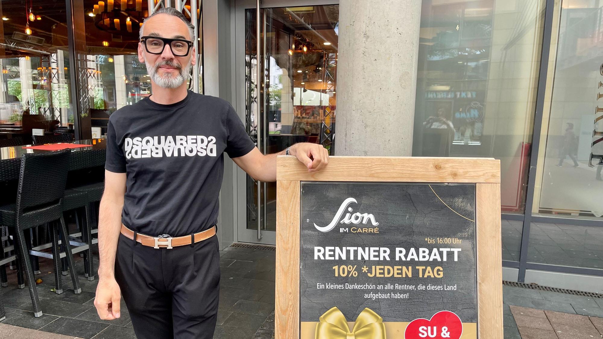 Augustin Bagaric vom Sion im S-Carré gibt einen Rentnerrabatt auf den Mittagstisch.