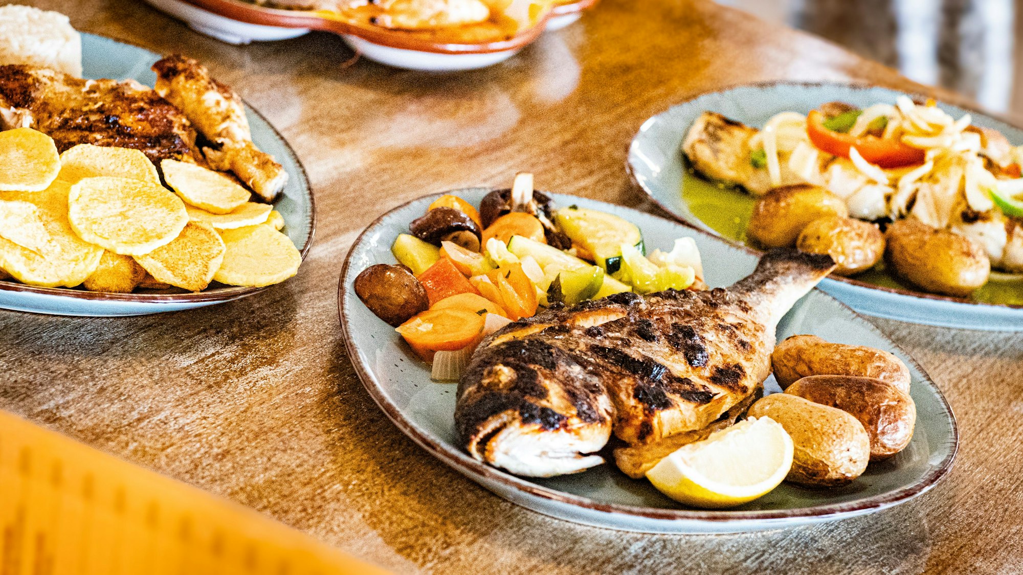 aufgegabelt vasco da gama mboRustikal und ohne Schickschnack: die Dorade (Teller vorne) im Vasco da Gama.