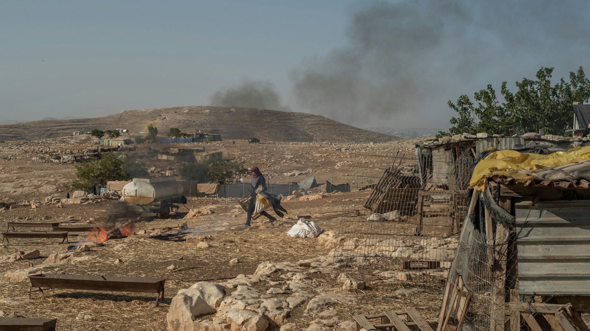 Palästinensische Bewohner sammeln und verpacken ihre Habseligkeiten, als sie ihr Dorf Maghayer Al-Dir nach israelischen Siedlerangriffen verlassen.