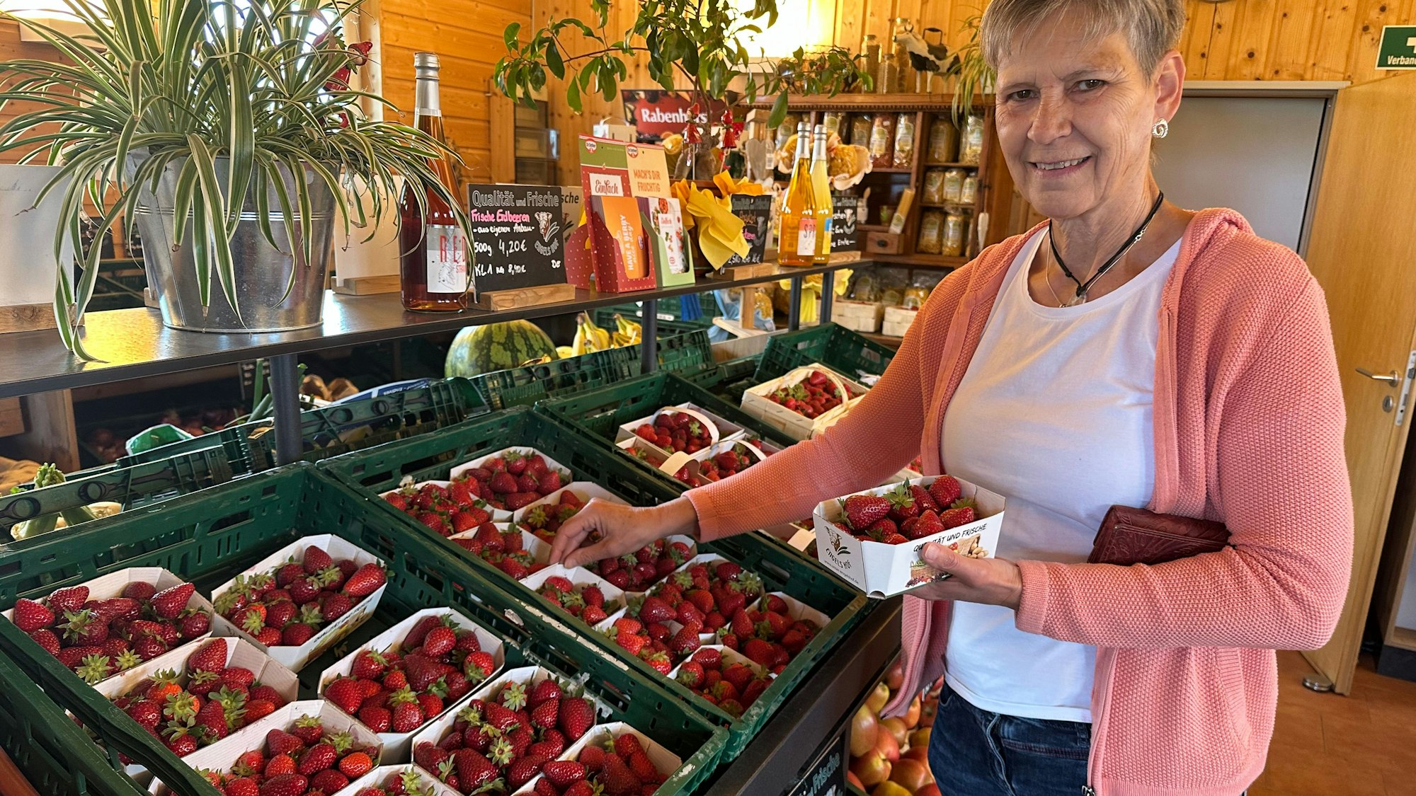 Angelika Schmidt aus Niederkassel schätzt die Erdbeeren von Engels wegen ihres guten Geschmacks.