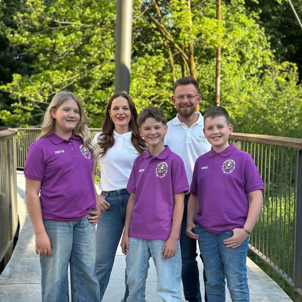 Bereit für die neue Karnevalssession in Engelskirchen sind das neue Prinzenpaar mit Prinz Jakob Kaltenbach und Prinzessin Mayja Palic sowie das Kinderdreigestirn mit Bauer Louis Bischofsberger Prinz Marin I. Balogovic und Prinzessin Jolina Huhle.