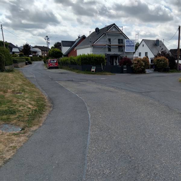Brauchen die Mittelstraße und der rechts abzweigende Mühlenweg Gehwege und Laternen? Die Bürger fürchten hohe Kosten.