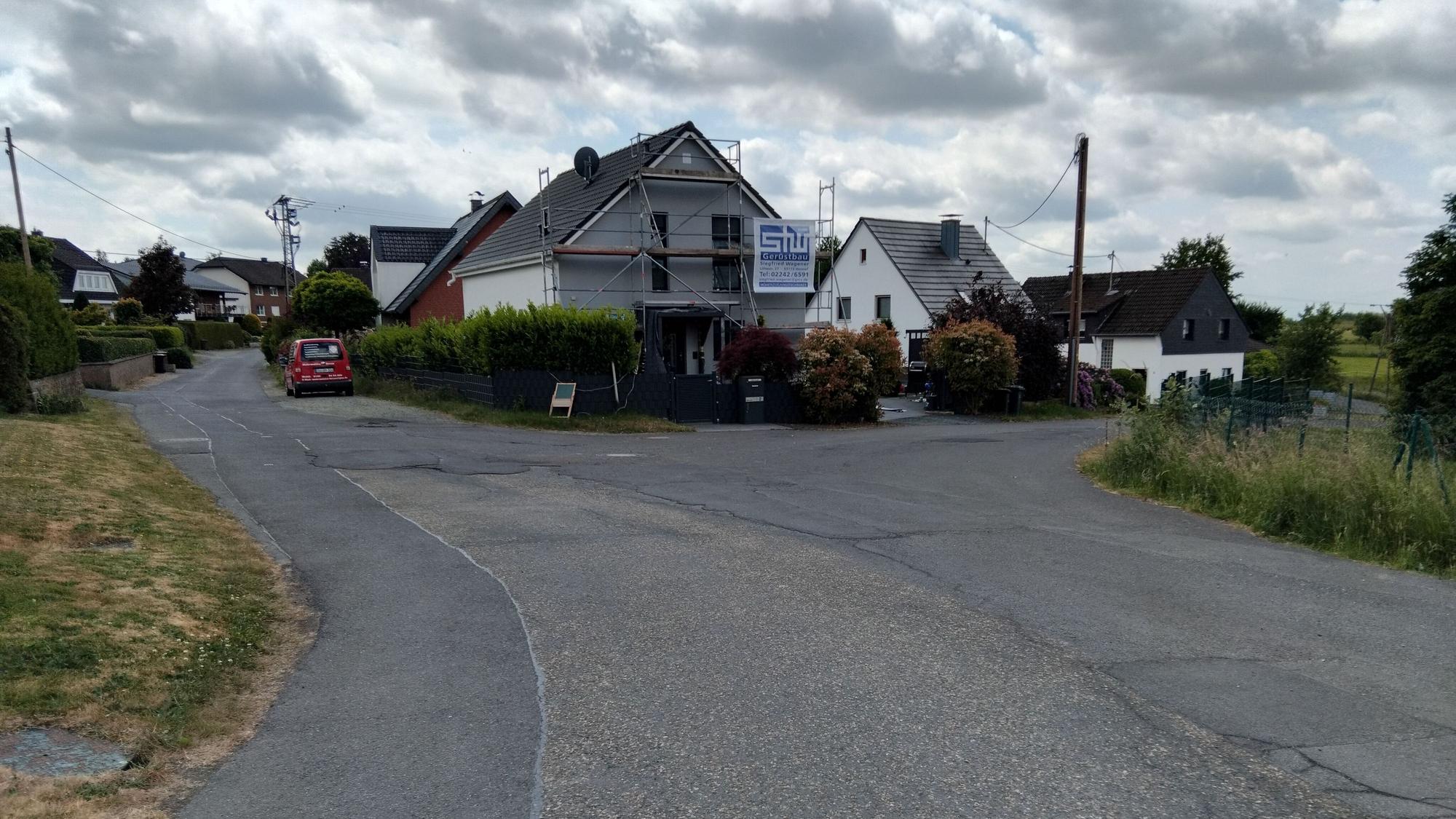 Brauchen die Mittelstraße und der rechts abzweigende Mühlenweg Gehwege und Laternen? Die Bürger fürchten hohe Kosten.