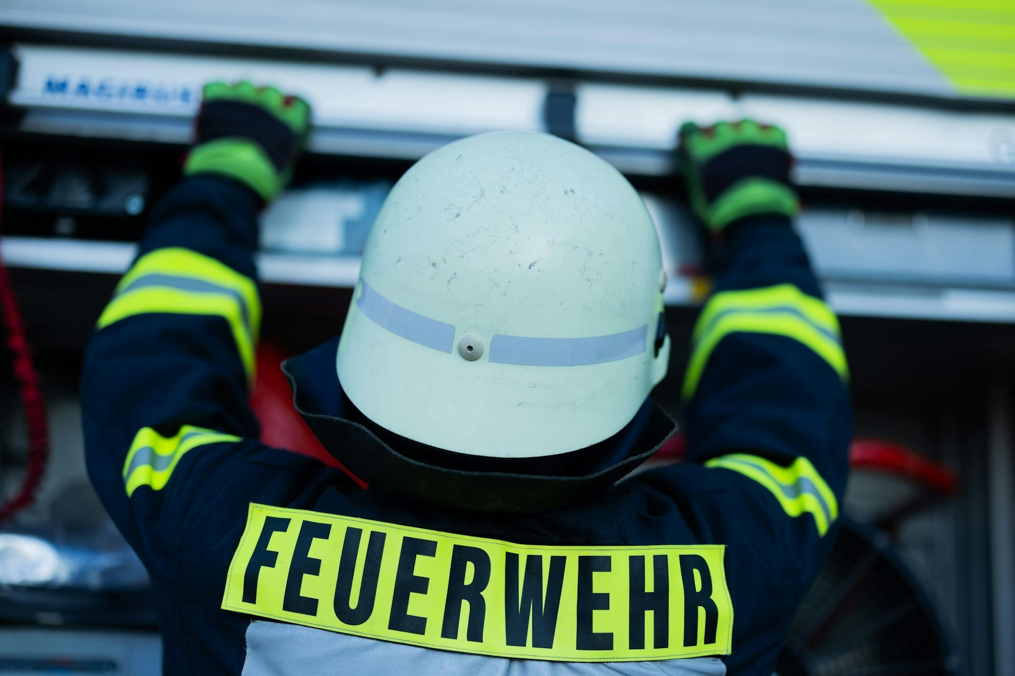 Bei einem Brand im Dachstuhl eines Mehrfamilienhauses in Warburg (Kreis Höxter) sind fünf Menschen leicht verletzt worden.