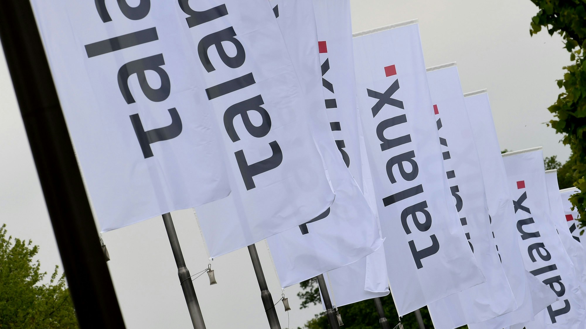 Fahnen des Versicherungskonzerns Talanx, der den Sitz in Hannover hat.