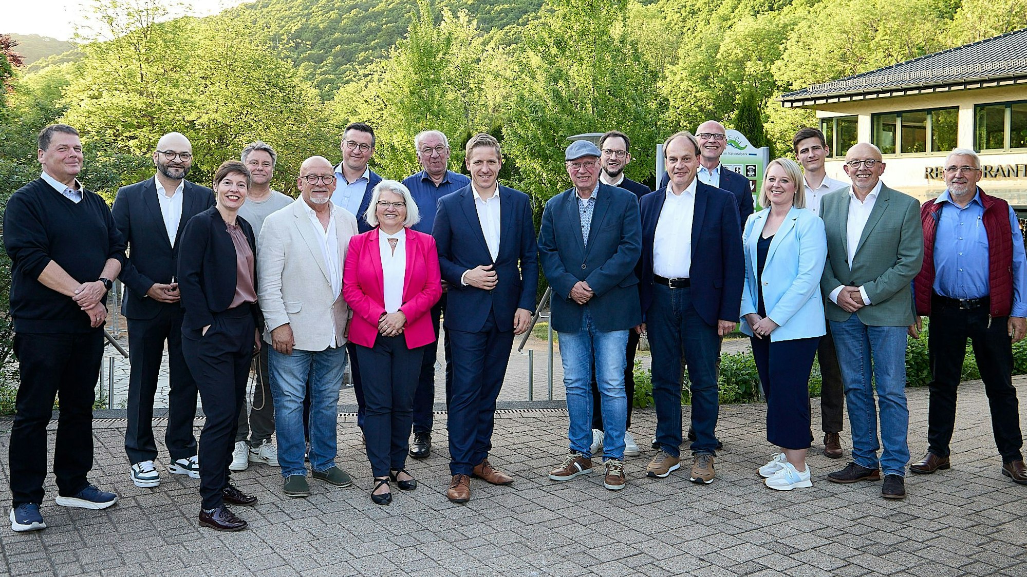 Die Direktkandidaten für den Kreistag haben sich zu einem Gruppenfoto aufgestellt.