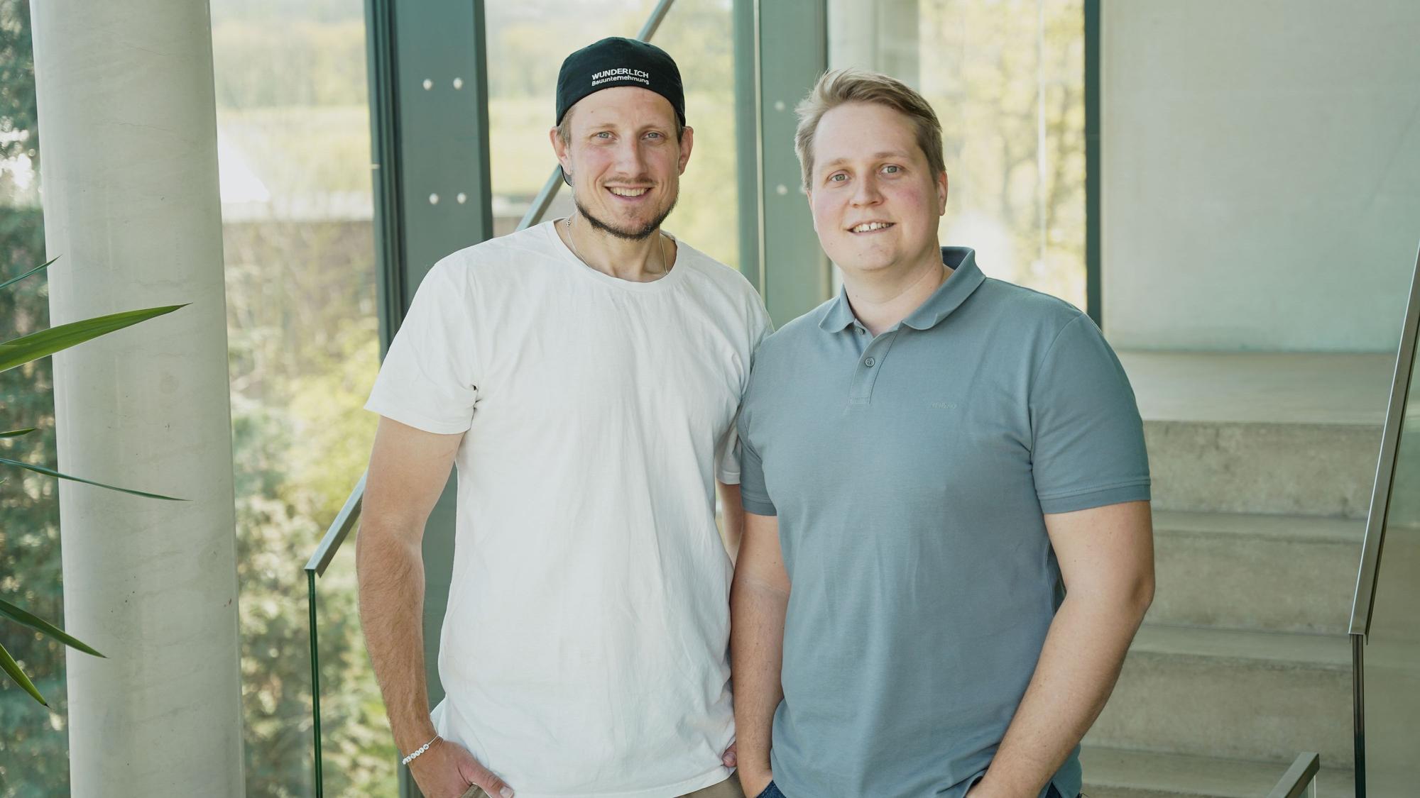 Das Foto zeigt zwei junge Männer.