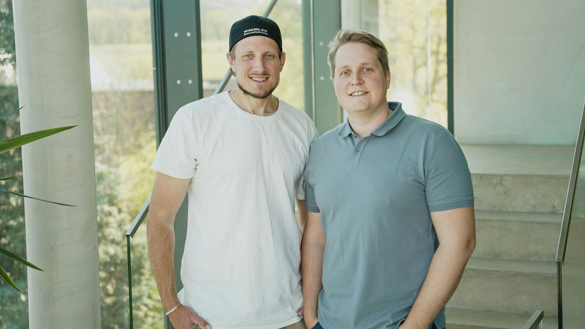 Das Foto zeigt zwei junge Männer.