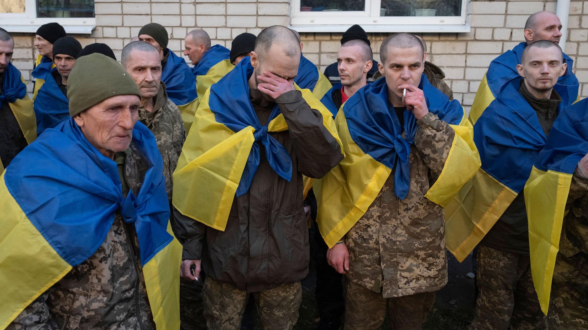 Ukrainische Soldaten werden am 19. März 2025 fotografiert, nachdem sie im Rahmen eines Austauschs von Kriegsgefangenen aus Russland zurückgekehrt sind. (Archivbild)