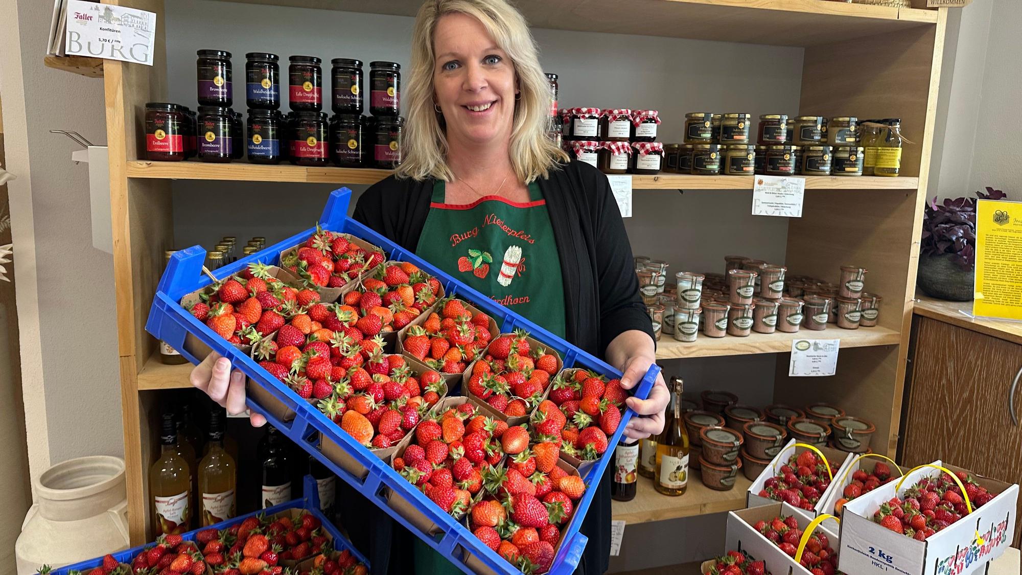Verena Nordhorn verkauft Erdbeeren im Hofladen der Burg Niederpleis