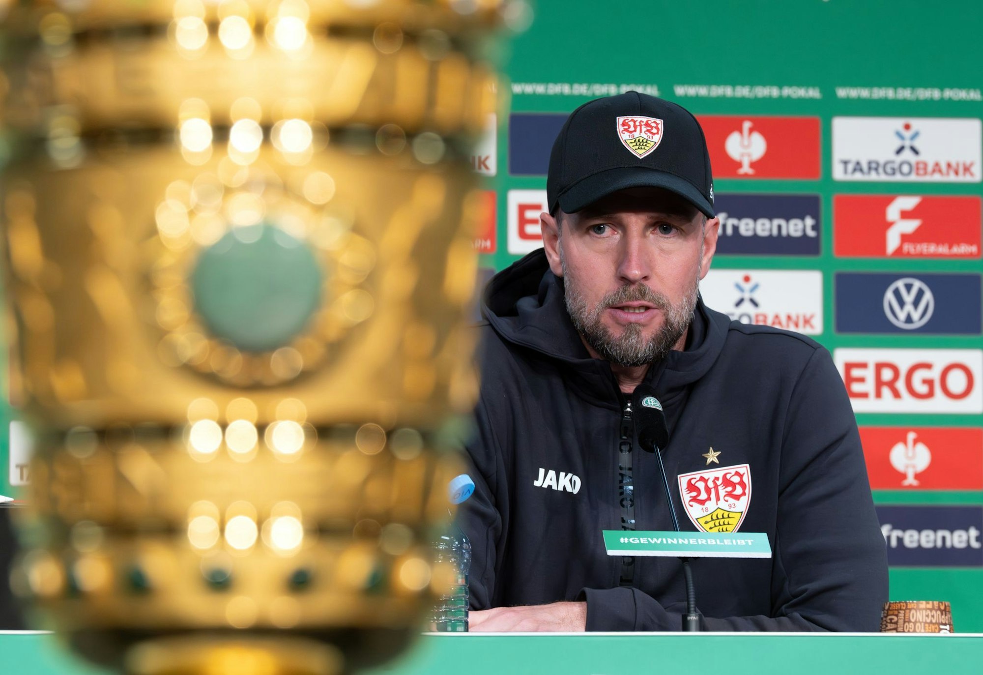 Das Objekt der Begierde fest im Blick: VfB-Trainer Sebastian Hoeneß.
