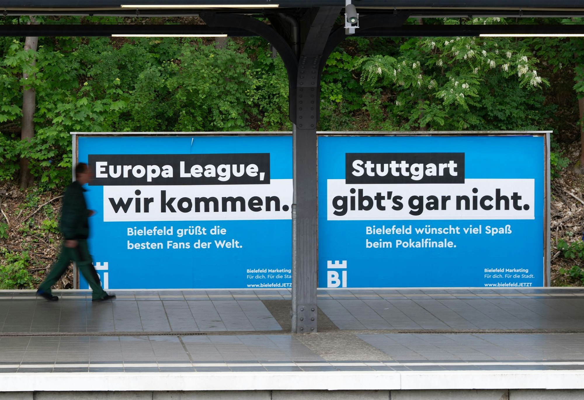 In Berlin hängen Plakate mit Sticheleien gegen Stuttgart.