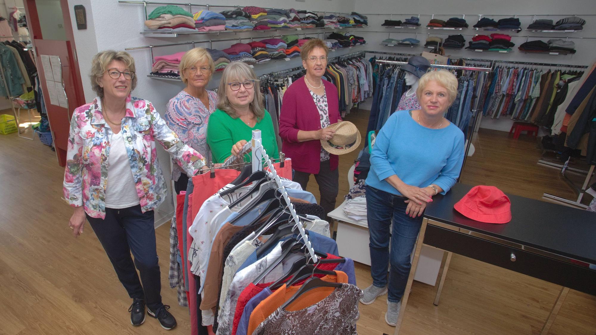 Sind als Team in der Kleiderstube im Einsatz: (von links): Marika Urselmanns, Elvira Brelöhr, Anita Emmrich, Magdalene Schneider und Karin Böhm.