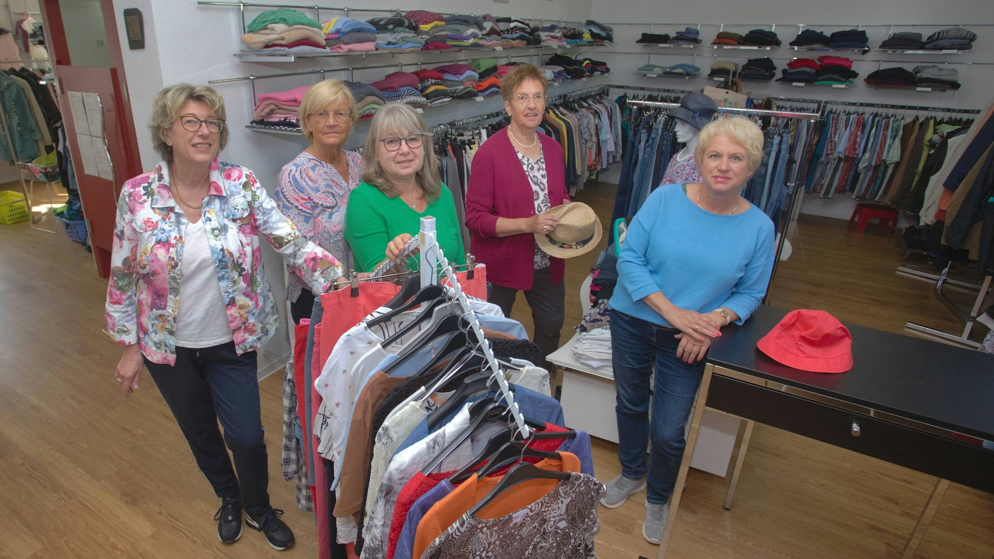 Sind als Team in der Kleiderstube im Einsatz: (von links): Marika Urselmanns, Elvira Brelöhr, Anita Emmrich, Magdalene Schneider und Karin Böhm.