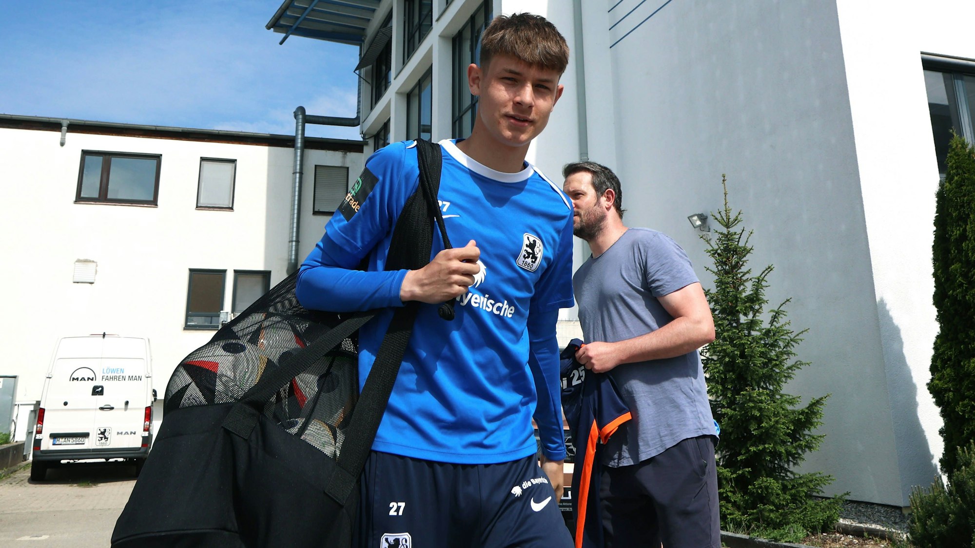 Fussball, Herren, 3.Liga, Saison 2024/2025, TSV 1860 München, Training, Grünwalder Strasse 114 Raphael Ott TSV 1860 München mit einem Ballnetz auf dem Weg zum Trainingsplatz *** Football, Men, 3 Liga, Season 2024 2025, TSV 1860 Munich, Training, Grünwalder Strasse 114 Raphael Ott TSV 1860 Munich with a ball net on the way to the training ground